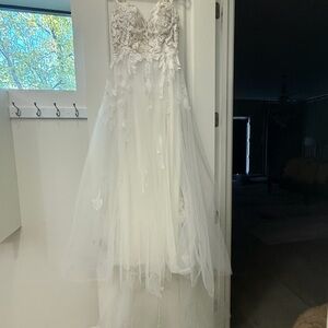 Allure Bridals Ivory Lace Appliqué Tulle Wedding Dress